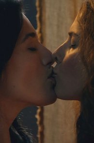 Lesbian Kiss With Lucy Lawless Pic