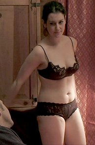 Brunette Actress Melanie Lynskey In Panties And Bra